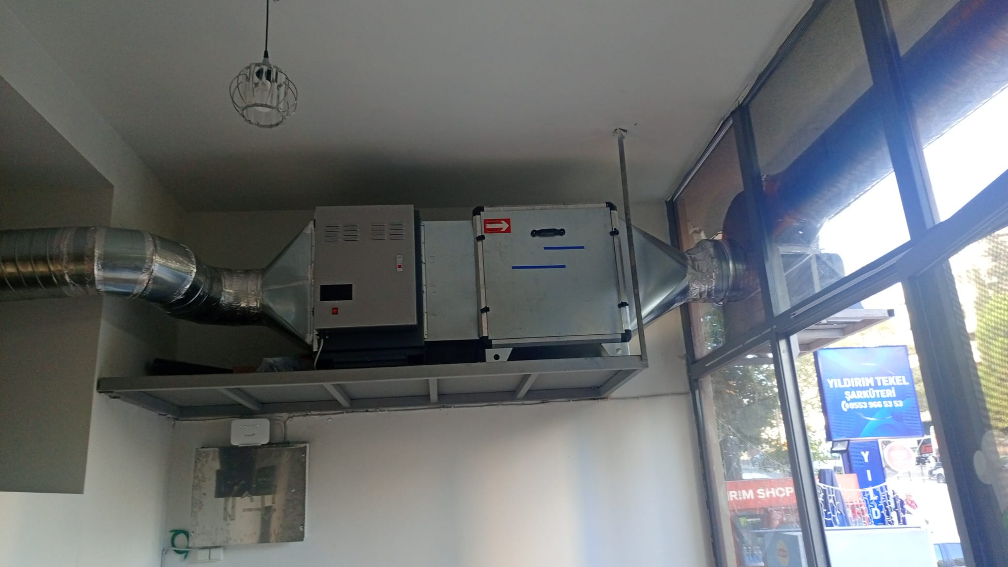 Kanal bağlantılarıyla kurulmuş filtre ve fan ünitesi